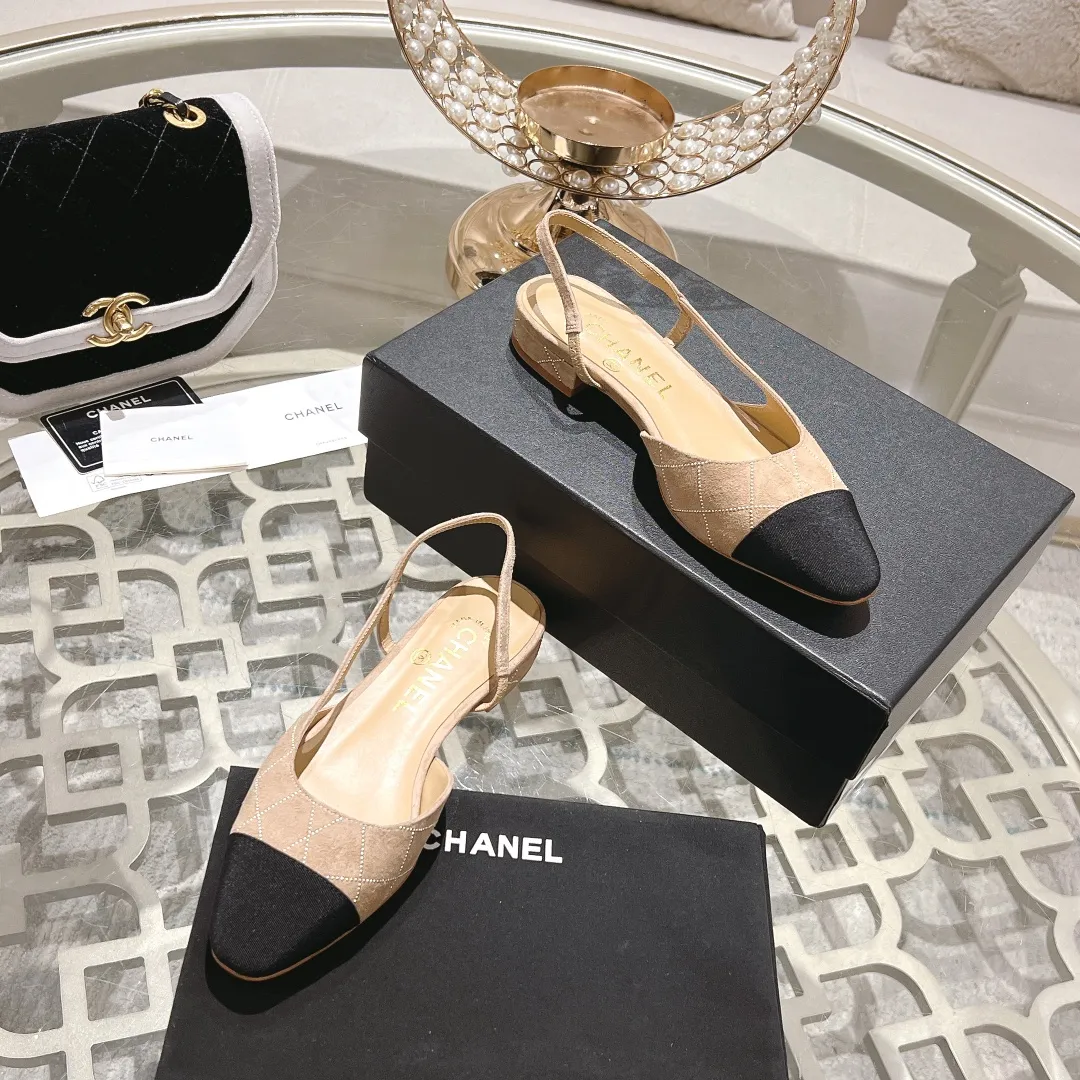 👟👟Ex-factory price 540👟👟 CHANEL Xiangjia 25vs spring and summer new fashion sandals series... Chanel is a very comprehensive noble fashion lifestyle brand. The same models are sold by major fashion bloggers and celebrities in Hong Kong, the United States, and other countries. They are simply beautiful. I fall in love with elegance and the playful sense of the future. I want to own them right away just by looking at them. But you can really think about a pair of exquisite high heels. This series is specially designed for extraordinary and indifferent ladies to create a unique overall effect. CHANEL designs products that inspire women to move forward and highlight their charm... 1️⃣Material: original customized high mercerized sheepskin 2️⃣Inner lining: original customized imported sheepskin 3️⃣Feet: original customized imported sheepskin 4️⃣Outsole: genuine leather sole imported from Italy 5️⃣Heel height: 2.5cm/6.5cm/9cm 6️⃣Number: 34-43 (34.40.41.42.43 customized is not returnable) 7️⃣Packaging: The latest and exquisite full set of packaging at the counter